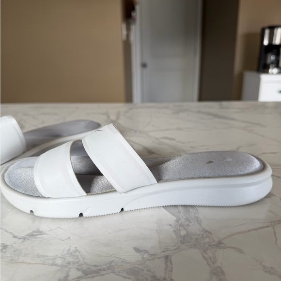 Nike Women’s White Slide Comfort Footbed Sandals with Light Gray Footbed Sz 8 - Picture 2 of 4
